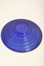 Duża reliefowa szklana misa/patera na owoce w kobaltowym kolorze z serii Bölgeblick, projekt Aino Aalto dla Iittala, Finlandia, wzór z 1932 roku - obrazek 3