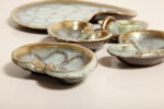 Ceramiczny złocony szkliwiony komplet w morskim/miętowym kolorze złożony z jednej dużej patery, trzech małych i płaskiego świecznika, Jasba Keramik, Niemcy, lata 60. - obrazek 3