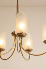 Delikatny pięciopunktowy metalowy żyrandol/lampa sufitowa w kolorze starego złota  ze szklanymi mlecznobiałymi fakturowymi kloszami, Mid Century Modern, Włochy, lata 60. - obrazek 32