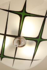 Mlecznobiała szklana asymetryczna trzypunktowa lampa sufitowa „Parasolka” z zielonym ręcznie malowanym geometrycznym wzorem, Napako, Czechosłowacja, lata 60. - obrazek 32