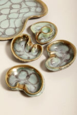 Ceramiczny złocony szkliwiony komplet w morskim/miętowym kolorze złożony z jednej dużej patery, trzech małych i płaskiego świecznika, Jasba Keramik, Niemcy, lata 60. - obrazek 32