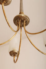 Delikatny pięciopunktowy metalowy żyrandol/lampa sufitowa w kolorze starego złota  ze szklanymi mlecznobiałymi fakturowymi kloszami, Mid Century Modern, Włochy, lata 60. - obrazek 33