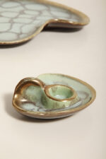 Ceramiczny złocony szkliwiony komplet w morskim/miętowym kolorze złożony z jednej dużej patery, trzech małych i płaskiego świecznika, Jasba Keramik, Niemcy, lata 60. - obrazek 33