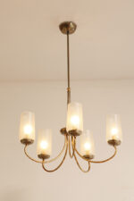 Delikatny pięciopunktowy metalowy żyrandol/lampa sufitowa w kolorze starego złota  ze szklanymi mlecznobiałymi fakturowymi kloszami, Mid Century Modern, Włochy, lata 60. - obrazek 34