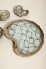 Ceramiczny złocony szkliwiony komplet w morskim/miętowym kolorze złożony z jednej dużej patery, trzech małych i płaskiego świecznika, Jasba Keramik, Niemcy, lata 60. - obrazek 34