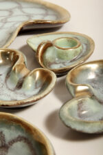 Ceramiczny złocony szkliwiony komplet w morskim/miętowym kolorze złożony z jednej dużej patery, trzech małych i płaskiego świecznika, Jasba Keramik, Niemcy, lata 60. - obrazek 35