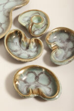 Ceramiczny złocony szkliwiony komplet w morskim/miętowym kolorze złożony z jednej dużej patery, trzech małych i płaskiego świecznika, Jasba Keramik, Niemcy, lata 60. - obrazek 36