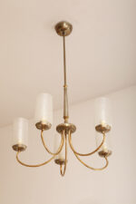 Delikatny pięciopunktowy metalowy żyrandol/lampa sufitowa w kolorze starego złota  ze szklanymi mlecznobiałymi fakturowymi kloszami, Mid Century Modern, Włochy, lata 60. - obrazek 37