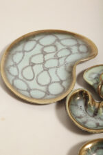 Ceramiczny złocony szkliwiony komplet w morskim/miętowym kolorze złożony z jednej dużej patery, trzech małych i płaskiego świecznika, Jasba Keramik, Niemcy, lata 60. - obrazek 37
