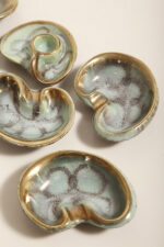 Ceramiczny złocony szkliwiony komplet w morskim/miętowym kolorze złożony z jednej dużej patery, trzech małych i płaskiego świecznika, Jasba Keramik, Niemcy, lata 60. - obrazek 39