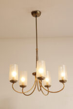 Delikatny pięciopunktowy metalowy żyrandol/lampa sufitowa w kolorze starego złota  ze szklanymi mlecznobiałymi fakturowymi kloszami, Mid Century Modern, Włochy, lata 60. - obrazek 40