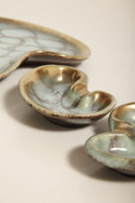 Ceramiczny złocony szkliwiony komplet w morskim/miętowym kolorze złożony z jednej dużej patery, trzech małych i płaskiego świecznika, Jasba Keramik, Niemcy, lata 60. - obrazek 40