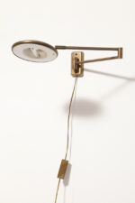 Jednopunktowa w kolorze starego złota metalowa lampa ścienna/kinkiet ze ściemniaczem, z ruchomym łamanym ramieniem i ruchomym okrągłym kloszem, Relco, Włochy, lata 80/90. - obrazek 5