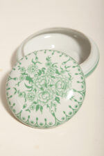 Biała porcelanowa okrągła bombonierka/puzderko ze zdejmowaną pokrywką na biżuterię ozdobiona zielonym kwiatowym wzorem, Zakłady Porcelany Stołowej Ćmielów, Polska, lata 70. - obrazek 4