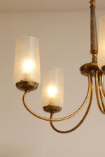 Delikatny pięciopunktowy metalowy żyrandol/lampa sufitowa w kolorze starego złota  ze szklanymi mlecznobiałymi fakturowymi kloszami, Mid Century Modern, Włochy, lata 60. - obrazek 4