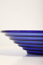 Duża reliefowa szklana misa/patera na owoce w kobaltowym kolorze z serii Bölgeblick, projekt Aino Aalto dla Iittala, Finlandia, wzór z 1932 roku - obrazek 4