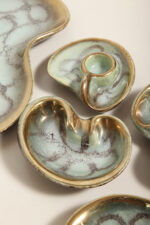 Ceramiczny złocony szkliwiony komplet w morskim/miętowym kolorze złożony z jednej dużej patery, trzech małych i płaskiego świecznika, Jasba Keramik, Niemcy, lata 60. - obrazek 41