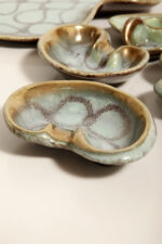Ceramiczny złocony szkliwiony komplet w morskim/miętowym kolorze złożony z jednej dużej patery, trzech małych i płaskiego świecznika, Jasba Keramik, Niemcy, lata 60. - obrazek 42