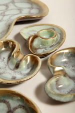 Ceramiczny złocony szkliwiony komplet w morskim/miętowym kolorze złożony z jednej dużej patery, trzech małych i płaskiego świecznika, Jasba Keramik, Niemcy, lata 60. - obrazek 43