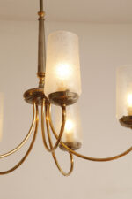 Delikatny pięciopunktowy metalowy żyrandol/lampa sufitowa w kolorze starego złota  ze szklanymi mlecznobiałymi fakturowymi kloszami, Mid Century Modern, Włochy, lata 60. - obrazek 45