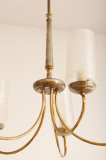 Delikatny pięciopunktowy metalowy żyrandol/lampa sufitowa w kolorze starego złota  ze szklanymi mlecznobiałymi fakturowymi kloszami, Mid Century Modern, Włochy, lata 60. - obrazek 46