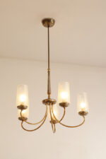 Delikatny pięciopunktowy metalowy żyrandol/lampa sufitowa w kolorze starego złota  ze szklanymi mlecznobiałymi fakturowymi kloszami, Mid Century Modern, Włochy, lata 60. - obrazek 47