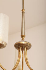 Delikatny pięciopunktowy metalowy żyrandol/lampa sufitowa w kolorze starego złota  ze szklanymi mlecznobiałymi fakturowymi kloszami, Mid Century Modern, Włochy, lata 60. - obrazek 49