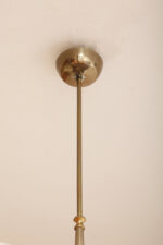 Delikatny pięciopunktowy metalowy żyrandol/lampa sufitowa w kolorze starego złota  ze szklanymi mlecznobiałymi fakturowymi kloszami, Mid Century Modern, Włochy, lata 60. - obrazek 50