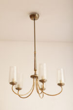 Delikatny pięciopunktowy metalowy żyrandol/lampa sufitowa w kolorze starego złota  ze szklanymi mlecznobiałymi fakturowymi kloszami, Mid Century Modern, Włochy, lata 60. - obrazek 5