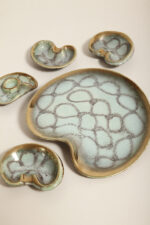 Ceramiczny złocony szkliwiony komplet w morskim/miętowym kolorze złożony z jednej dużej patery, trzech małych i płaskiego świecznika, Jasba Keramik, Niemcy, lata 60. - obrazek 5