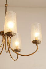 Delikatny pięciopunktowy metalowy żyrandol/lampa sufitowa w kolorze starego złota  ze szklanymi mlecznobiałymi fakturowymi kloszami, Mid Century Modern, Włochy, lata 60. - obrazek 54
