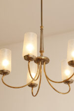 Delikatny pięciopunktowy metalowy żyrandol/lampa sufitowa w kolorze starego złota  ze szklanymi mlecznobiałymi fakturowymi kloszami, Mid Century Modern, Włochy, lata 60. - obrazek 56
