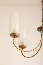 Delikatny pięciopunktowy metalowy żyrandol/lampa sufitowa w kolorze starego złota  ze szklanymi mlecznobiałymi fakturowymi kloszami, Mid Century Modern, Włochy, lata 60. - obrazek 58