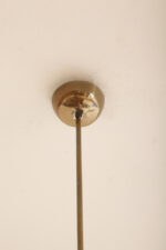 Delikatny pięciopunktowy metalowy żyrandol/lampa sufitowa w kolorze starego złota  ze szklanymi mlecznobiałymi fakturowymi kloszami, Mid Century Modern, Włochy, lata 60. - obrazek 59