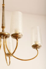 Delikatny pięciopunktowy metalowy żyrandol/lampa sufitowa w kolorze starego złota  ze szklanymi mlecznobiałymi fakturowymi kloszami, Mid Century Modern, Włochy, lata 60. - obrazek 60