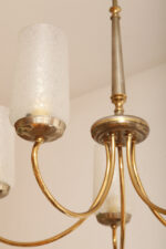 Delikatny pięciopunktowy metalowy żyrandol/lampa sufitowa w kolorze starego złota  ze szklanymi mlecznobiałymi fakturowymi kloszami, Mid Century Modern, Włochy, lata 60. - obrazek 6