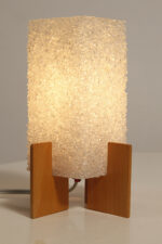 Nieduża lampa nocna "Rakieta" z kloszem o kwadratowym przekroju z fakturowego półprzepuszczalnego mlecznobiałego tworzywa osadzonym na krzyżaku z lakierowanej sklejki, Pokrok Žilina, Typ 06-01/1, Czechosłowacja, lata 60. - obrazek 7