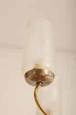 Delikatny pięciopunktowy metalowy żyrandol/lampa sufitowa w kolorze starego złota  ze szklanymi mlecznobiałymi fakturowymi kloszami, Mid Century Modern, Włochy, lata 60. - obrazek 61