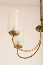 Delikatny pięciopunktowy metalowy żyrandol/lampa sufitowa w kolorze starego złota  ze szklanymi mlecznobiałymi fakturowymi kloszami, Mid Century Modern, Włochy, lata 60. - obrazek 62