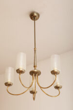 Delikatny pięciopunktowy metalowy żyrandol/lampa sufitowa w kolorze starego złota  ze szklanymi mlecznobiałymi fakturowymi kloszami, Mid Century Modern, Włochy, lata 60. - obrazek 7