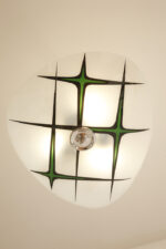 Mlecznobiała szklana asymetryczna trzypunktowa lampa sufitowa „Parasolka” z zielonym ręcznie malowanym geometrycznym wzorem, Napako, Czechosłowacja, lata 60. - obrazek 7