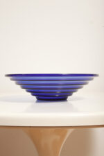 Duża reliefowa szklana misa/patera na owoce w kobaltowym kolorze z serii Bölgeblick, projekt Aino Aalto dla Iittala, Finlandia, wzór z 1932 roku - obrazek 7