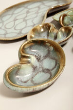 Ceramiczny złocony szkliwiony komplet w morskim/miętowym kolorze złożony z jednej dużej patery, trzech małych i płaskiego świecznika, Jasba Keramik, Niemcy, lata 60. - obrazek 7