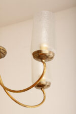 Delikatny pięciopunktowy metalowy żyrandol/lampa sufitowa w kolorze starego złota  ze szklanymi mlecznobiałymi fakturowymi kloszami, Mid Century Modern, Włochy, lata 60. - obrazek 8