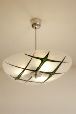 Mlecznobiała szklana asymetryczna trzypunktowa lampa sufitowa „Parasolka” z zielonym ręcznie malowanym geometrycznym wzorem, Napako, Czechosłowacja, lata 60. - obrazek 8