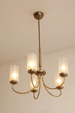 Delikatny pięciopunktowy metalowy żyrandol/lampa sufitowa w kolorze starego złota  ze szklanymi mlecznobiałymi fakturowymi kloszami, Mid Century Modern, Włochy, lata 60. - obrazek 9