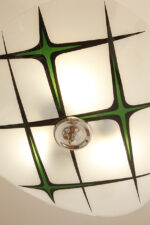 Mlecznobiała szklana asymetryczna trzypunktowa lampa sufitowa „Parasolka” z zielonym ręcznie malowanym geometrycznym wzorem, Napako, Czechosłowacja, lata 60. - obrazek 9