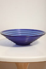Duża reliefowa szklana misa/patera na owoce w kobaltowym kolorze z serii Bölgeblick, projekt Aino Aalto dla Iittala, Finlandia, wzór z 1932 roku - obrazek 9