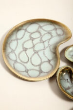 Ceramiczny złocony szkliwiony komplet w morskim/miętowym kolorze złożony z jednej dużej patery, trzech małych i płaskiego świecznika, Jasba Keramik, Niemcy, lata 60. - obrazek 9