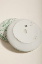 Biała porcelanowa okrągła bombonierka/puzderko ze zdejmowaną pokrywką na biżuterię ozdobiona zielonym kwiatowym wzorem, Zakłady Porcelany Stołowej Ćmielów, Polska, lata 70. - obrazek 10